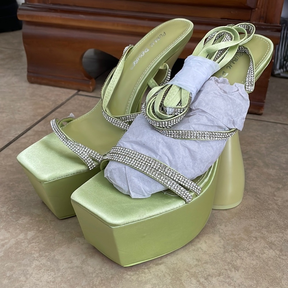GROOVY GREEN HEELS